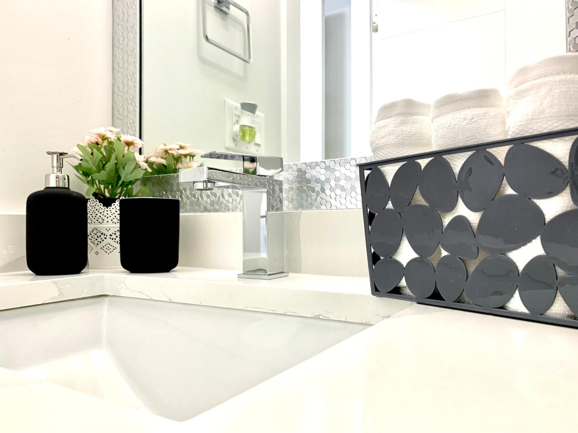 Luxurious & Stylish Two Bedroom Suite, Full Kitchen, Close To Vancouver Delta Dış mekan fotoğraf